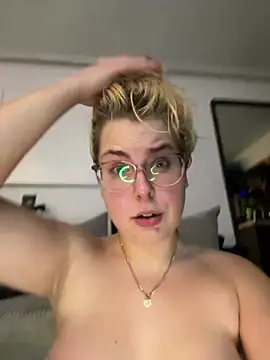 Snapshot of Livewithlucy chatting on December 27, 9:54 pm Livewithlucy online show from December 27, 9:54 pm