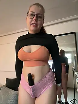 Snapshot of Livewithlucy chatting on February 6, 8:29 am Livewithlucy online show from February 6, 8:29 am