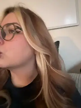 Snapshot of Livewithlucy chatting on February 13, 11:39 am Livewithlucy online show from February 13, 11:39 am