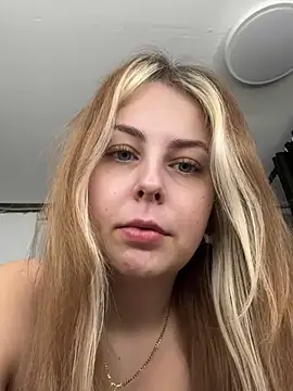 Snapshot of Livewithlucy chatting on March 2, 2:43 pm Livewithlucy online show from March 2, 2:43 pm