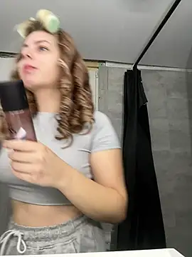 Snapshot of Livewithlucy chatting on March 6, 10:09 am Livewithlucy online show from March 6, 10:09 am