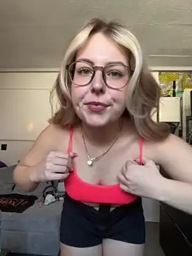 Snapshot of Livewithlucy chatting on March 6, 1:14 pm Livewithlucy online show from March 6, 1:14 pm