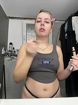 Snapshot of Livewithlucy chatting on March 9, 9:57 am Livewithlucy online show from March 9, 9:57 am