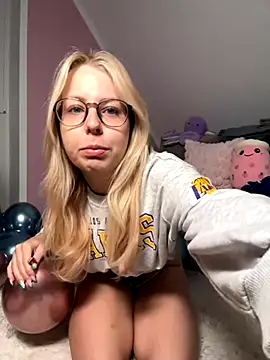 Snapshot of Livewithlucy chatting on September 18, 9:33 am Livewithlucy online show from September 18, 9:33 am