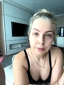 Snapshot of Livewithlucy chatting on October 12, 3:38 am Livewithlucy online show from October 12, 3:38 am