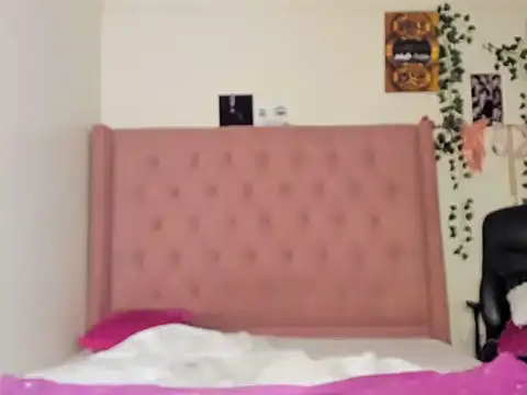 Snapshot of Wendy_smal_- chatting on February 21, 3:10 pm Wendy smal - online show from February 21, 3:10 pm