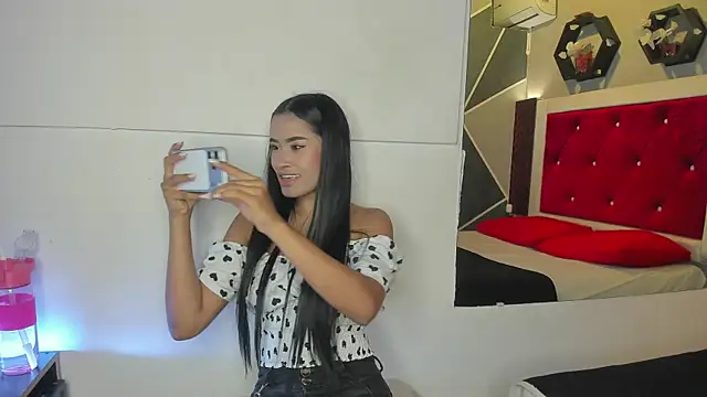 Snapshot of Karoll014 chatting on June 25, 1:15 pm Karoll014 online show from June 25, 1:15 pm
