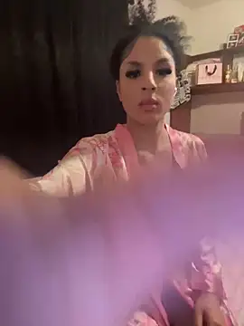 thatonelightskinn online show from February 7, 9:05 am