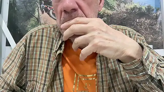 Snapshot of tauromolo chatting on April 22, 12:57 am tauromolo online show from April 22, 12:57 am