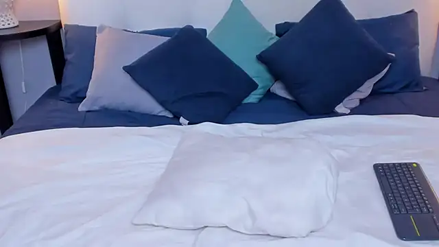 Snapshot of SaraaJhonsonn chatting on February 24, 3:31 pm SaraaJhonsonn online show from February 24, 3:31 pm