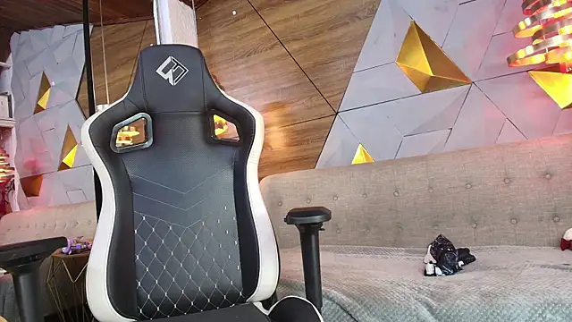 sarah banks1 online show from February 24, 7:09 pm