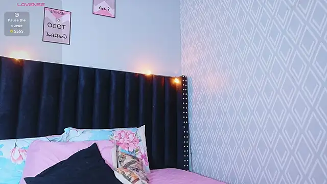 littleebluee online show from January 18, 7:39 pm