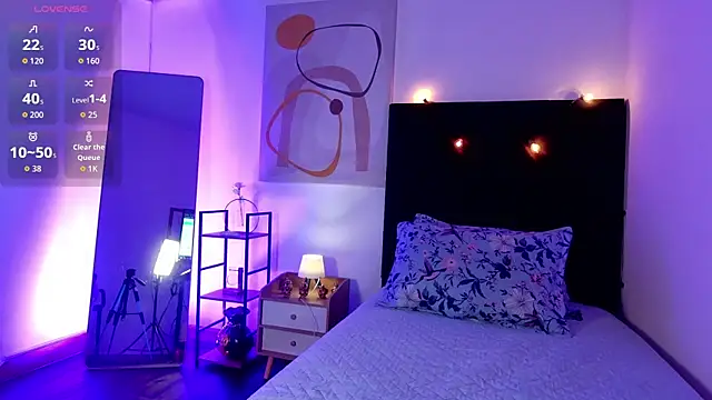 littleebluee online show from May 22, 7:52 pm