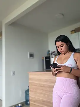 Pretty Isadora online show from April 4, 8:50 pm