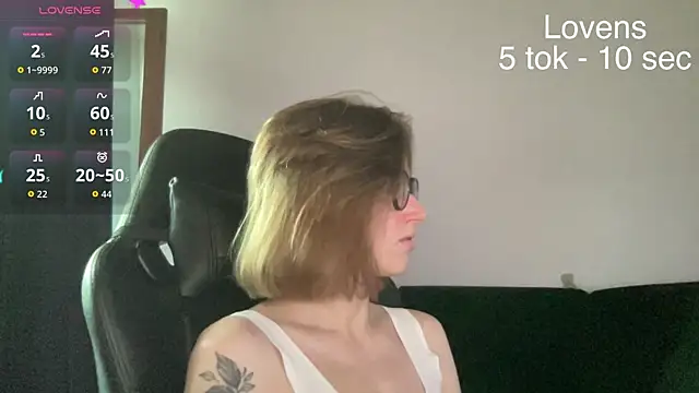 Snapshot of Sexy_Sweets chatting on July 6, 5:26 pm Sexy Sweets online show from July 6, 5:26 pm