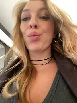 Snapshot of Sweet___Emily chatting on December 15, 2:27 pm Sweet Emily online show from December 15, 2:27 pm