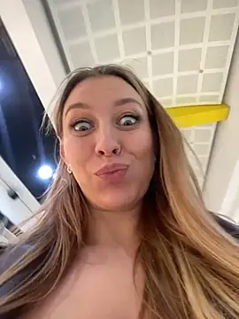 Snapshot of Sweet___Emily chatting on February 12, 3:27 pm Sweet Emily online show from February 12, 3:27 pm