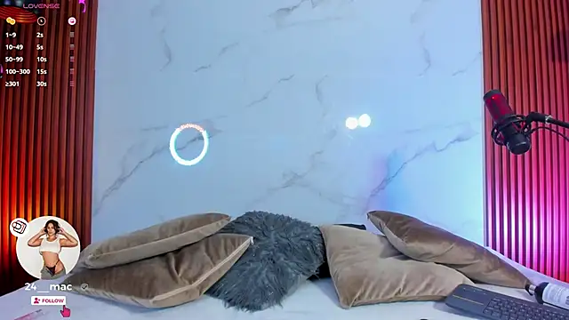 Snapshot of amelie_leigh chatting on December 23, 4:44 am amelie leigh online show from December 23, 4:44 am