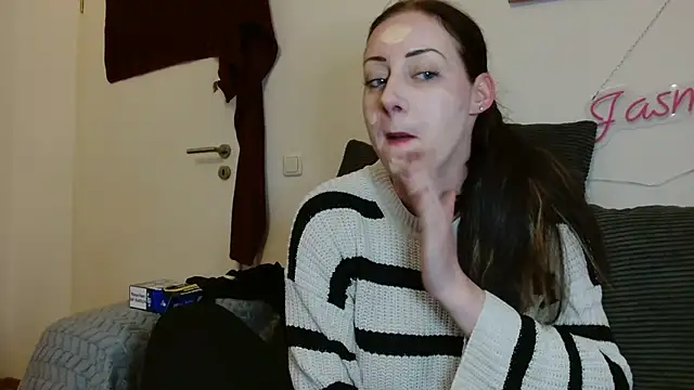 Snapshot of Jasmin-White chatting on April 29, 7:09 pm Jasmin-White online show from April 29, 7:09 pm