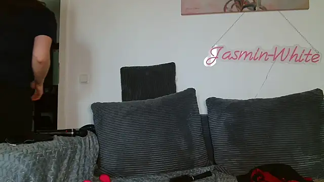 Snapshot of Jasmin-White chatting on May 6, 4:01 pm Jasmin-White online show from May 6, 4:01 pm