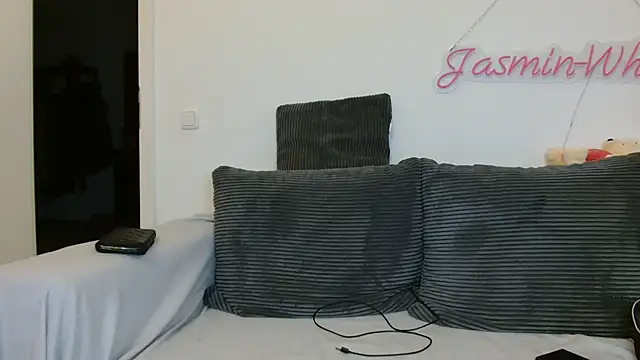 Snapshot of Jasmin-White chatting on July 1, 5:12 pm Jasmin-White online show from July 1, 5:12 pm