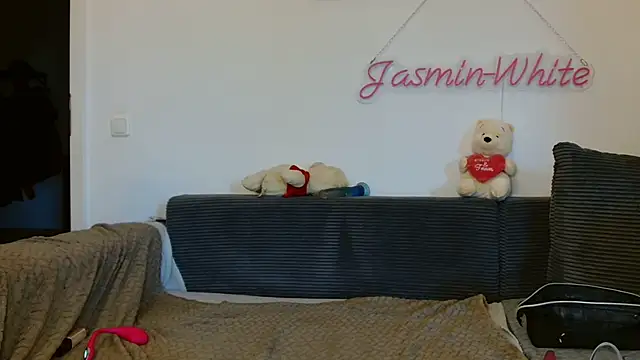 Snapshot of Jasmin-White chatting on July 8, 5:17 pm Jasmin-White online show from July 8, 5:17 pm