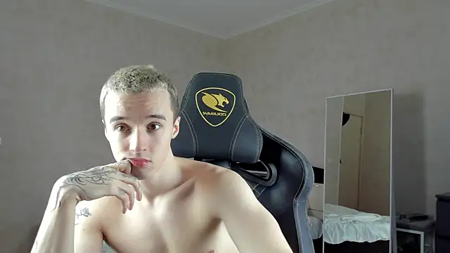 Snapshot of MasonWarholl chatting on December 5, 1:14 am MasonWarholl online show from December 5, 1:14 am