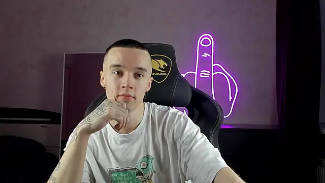 Snapshot of MasonWarholl chatting on December 14, 3:36 pm MasonWarholl online show from December 14, 3:36 pm