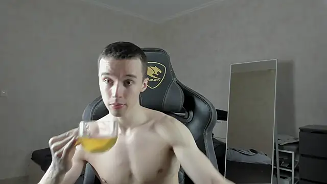 Snapshot of MasonWarholl chatting on January 16, 6:48 pm MasonWarholl online show from January 16, 6:48 pm