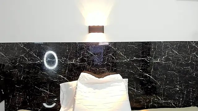 Snapshot of Juliabadlee chatting on December 1, 11:36 pm Juliabadlee online show from December 1, 11:36 pm