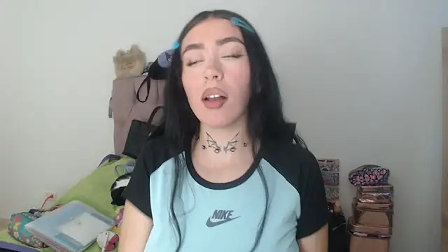 Julieta De Los Angeles online show from April 1, 11:02 pm