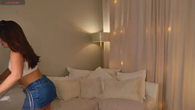 EmiliaDreams online show from July 8, 6:45 pm