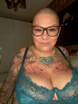 gepiercte nippel online show from December 23, 12:25 am