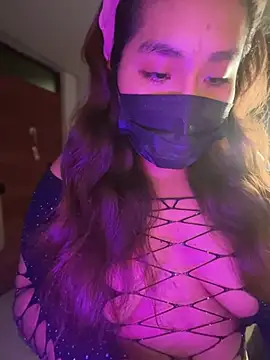 Snapshot of LunaXoxo chatting on February 23, 1:13 am LunaXoxo online show from February 23, 1:13 am