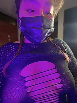 Snapshot of LunaXoxo chatting on February 24, 2:40 am LunaXoxo online show from February 24, 2:40 am