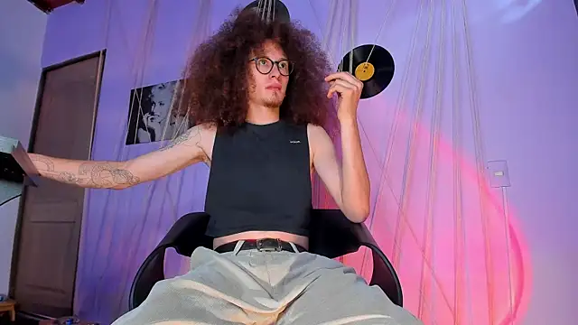 Snapshot of MrShaggy chatting on January 27, 8:17 pm MrShaggy online show from January 27, 8:17 pm