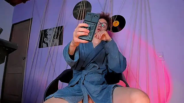 Snapshot of MrShaggy chatting on February 3, 9:52 am MrShaggy online show from February 3, 9:52 am