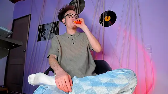 Snapshot of MrShaggy chatting on February 10, 9:15 pm MrShaggy online show from February 10, 9:15 pm