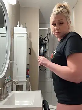 xblondie13x online show from December 31, 12:00 am