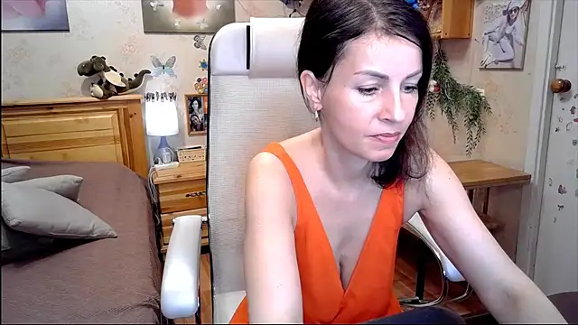 Snapshot of Kendra_Mom chatting on May 18, 10:10 am Kendra Mom online show from May 18, 10:10 am