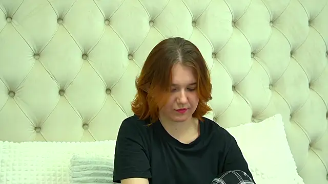 Snapshot of LessySmith chatting on October 17, 4:31 pm LessySmith online show from October 17, 4:31 pm