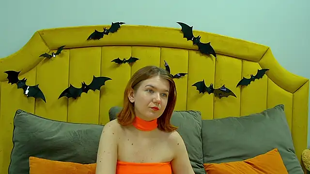 Snapshot of LessySmith chatting on October 31, 4:30 pm LessySmith online show from October 31, 4:30 pm