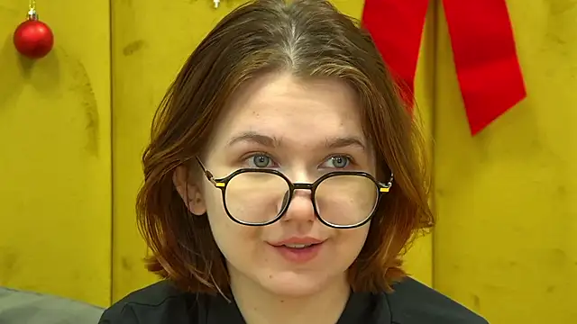 Snapshot of LessySmith chatting on December 20, 4:19 am LessySmith online show from December 20, 4:19 am