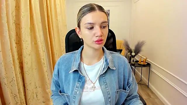 SelenaeMoore online show from June 17, 3:42 am