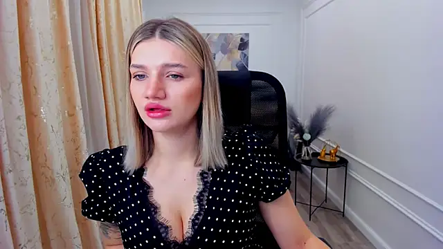 SelenaeMoore online show from June 18, 3:51 am