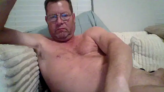 Snapshot of Goldenbear3111 chatting on April 30, 3:35 am Goldenbear3111 online show from April 30, 3:35 am
