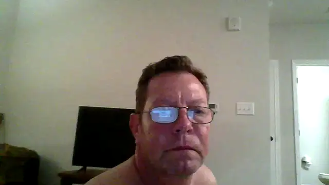 Snapshot of Goldenbear3111 chatting on May 18, 4:18 am Goldenbear3111 online show from May 18, 4:18 am