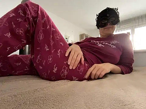 Marilou1983 online show from March 22, 12:30 pm