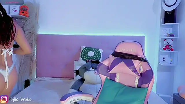 Kylie brokee online show from March 4, 11:11 pm