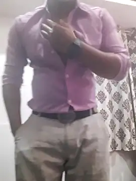 Snapshot of Guyinshortss chatting on February 14, 8:49 pm Guyinshortss online show from February 14, 8:49 pm